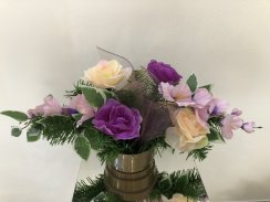 Smuteční kytice z umělých květin květináč - růže fialovo/oranžová