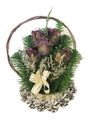 Smuteční kytice z umělých květin šiškový košík - fialové