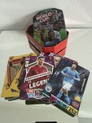 Fotbalové kartičky v plechové krabičce
