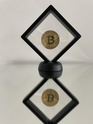 Bitcoin mince so stojanom zlatá