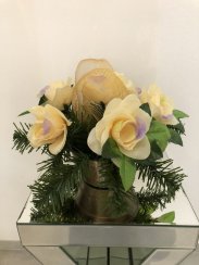 Smútočný kytica z umelých kvetov kvetináč - ruža žlto/fialové