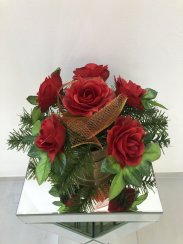 Smuteční kytice z umělých květin květináč - růže červené
