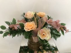 Smuteční kytice z umělých květin květináč - růže broskvová/fialová