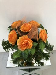 Smuteční kytice z umělých květin květináč - růže oranžové
