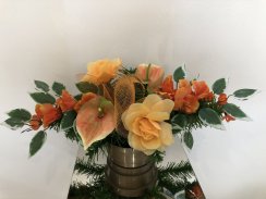 Smútočný kytica z umelých kvetov kvetináč - ruža svetlo oranžová