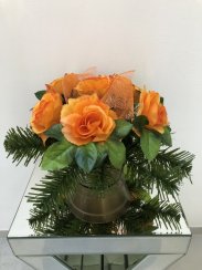 Smuteční kytice z umělých květin květináč - růže oranžové