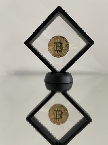 Bitcoin mince se stojánkem zlatá