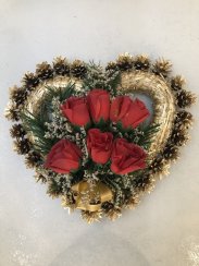 Šiškový věnec ve tvaru srdce s růžema - červené