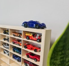 Dřevěná police na autíčka